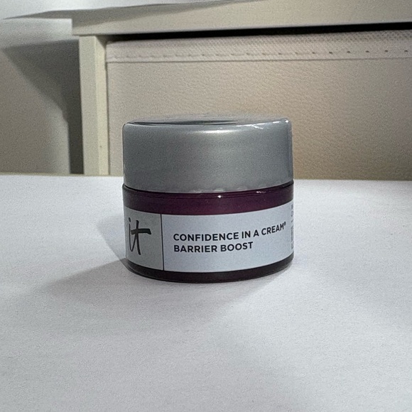 10/$60💞IT Cosmetics Confidence in a Cream Barrier Boost - Picture 1 of 3